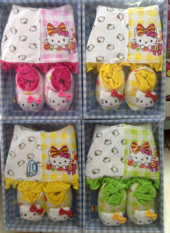 Baby Set Topi + Sepatu Boneka Hello Kitty 17030099